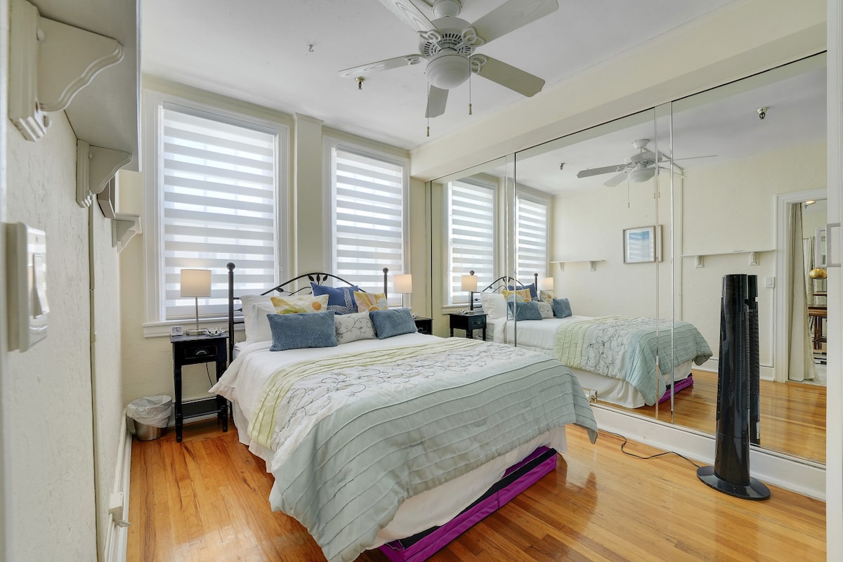 Summer Suite queen bed