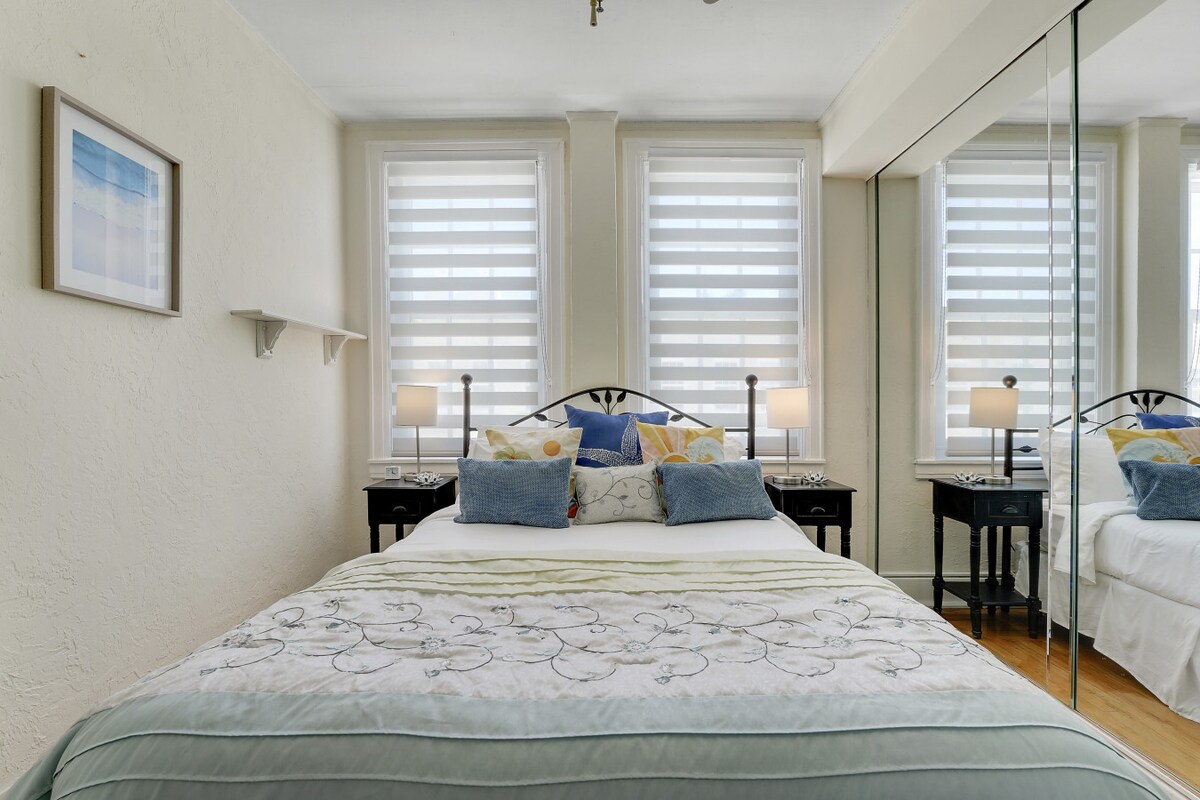 Summer Suite queen bed